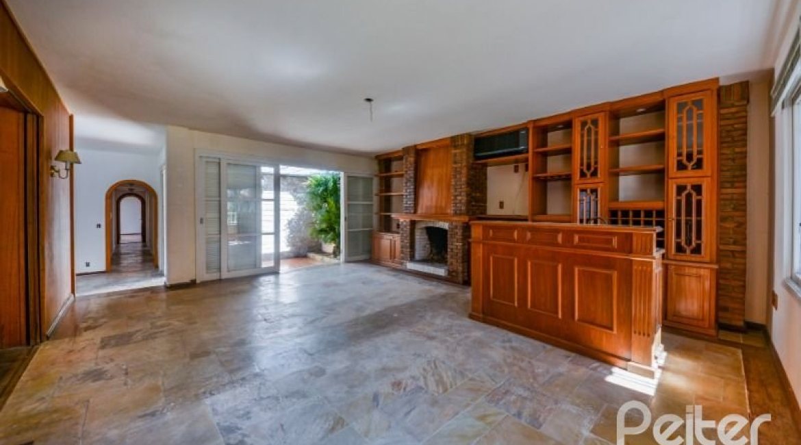 Casa à venda com 272m², 4 dormitórios, 1 suíte, 6 vagas, no bairro Vila Assunção em Porto Alegre