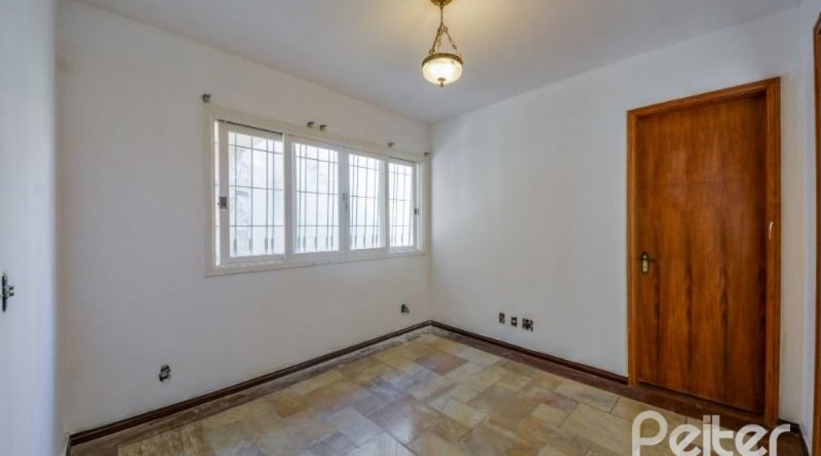 Casa à venda com 272m², 4 dormitórios, 1 suíte, 6 vagas, no bairro Vila Assunção em Porto Alegre