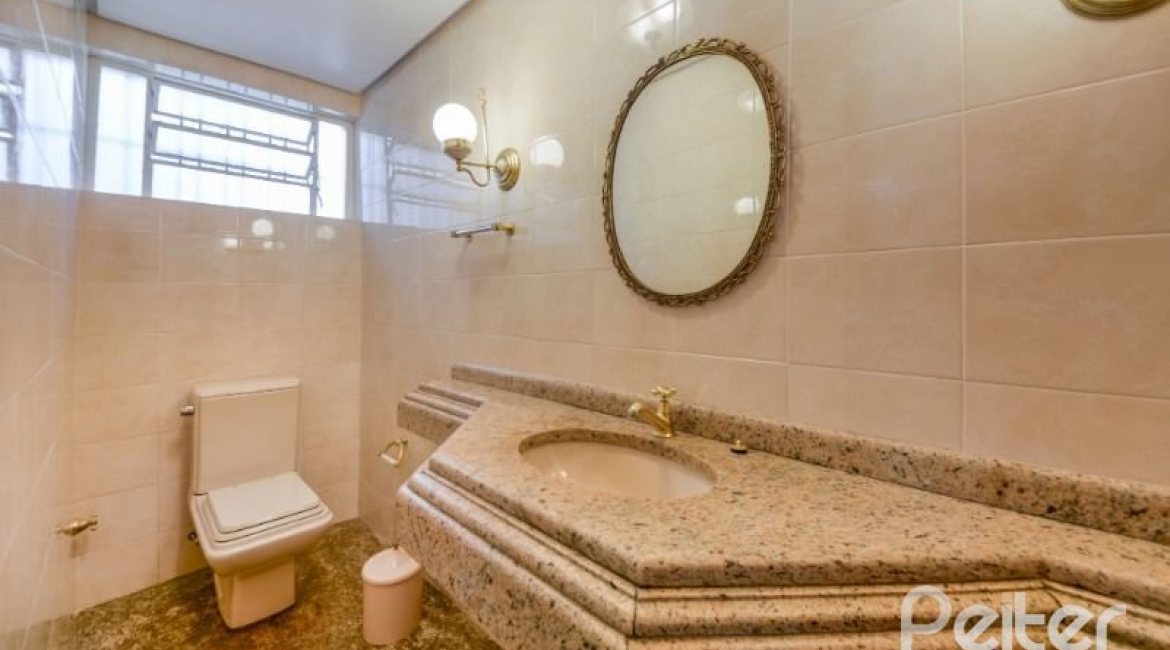 Casa à venda com 272m², 4 dormitórios, 1 suíte, 6 vagas, no bairro Vila Assunção em Porto Alegre