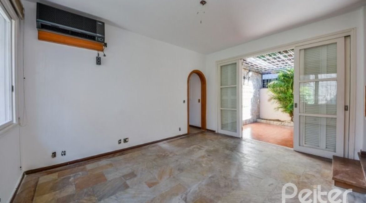 Casa à venda com 272m², 4 dormitórios, 1 suíte, 6 vagas, no bairro Vila Assunção em Porto Alegre