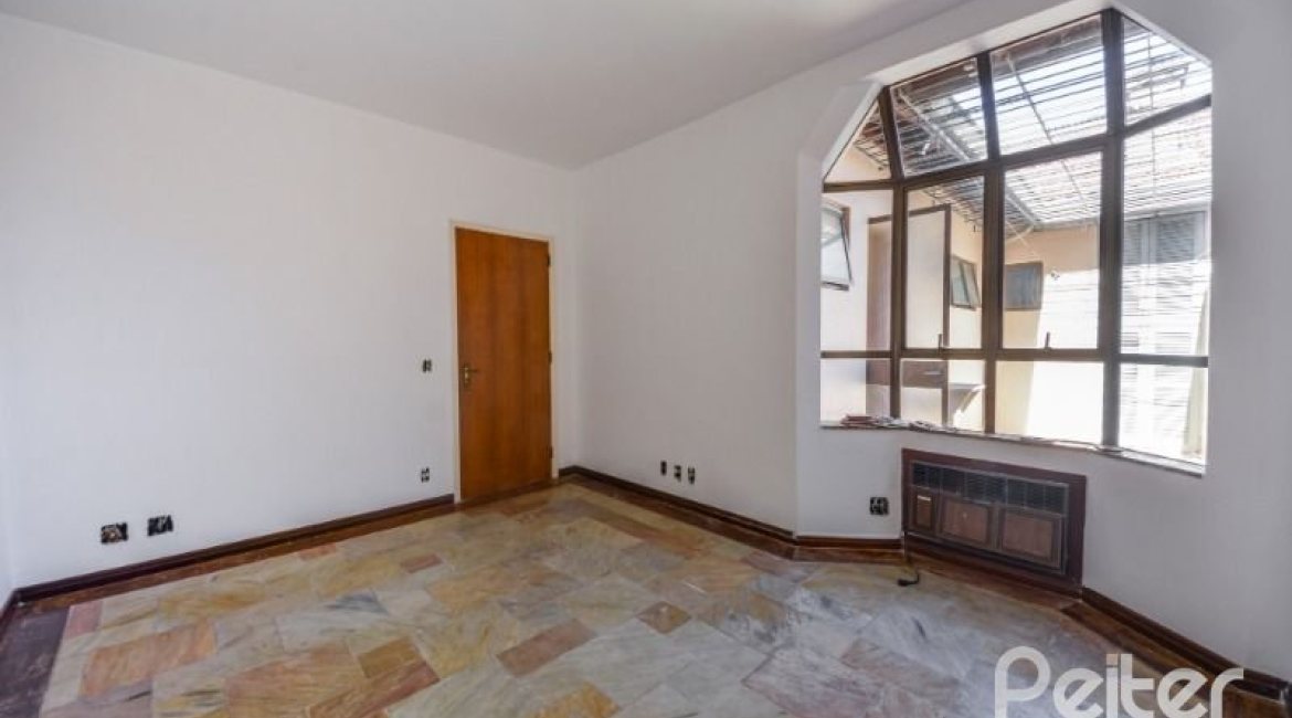 Casa à venda com 272m², 4 dormitórios, 1 suíte, 6 vagas, no bairro Vila Assunção em Porto Alegre