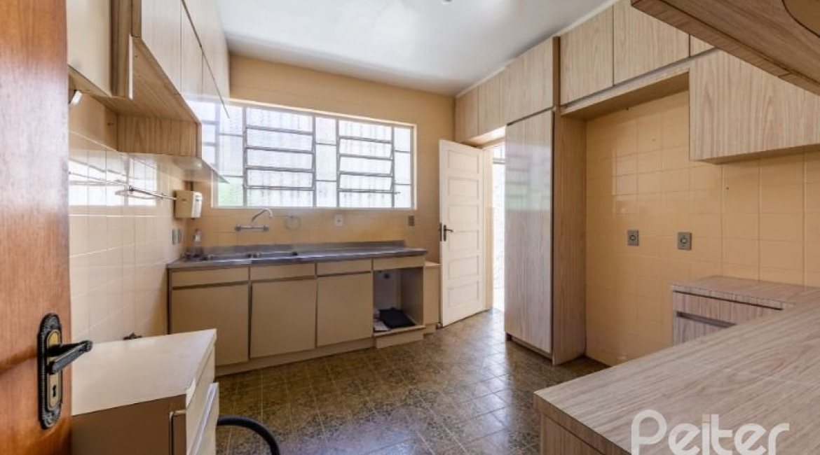 Casa à venda com 272m², 4 dormitórios, 1 suíte, 6 vagas, no bairro Vila Assunção em Porto Alegre