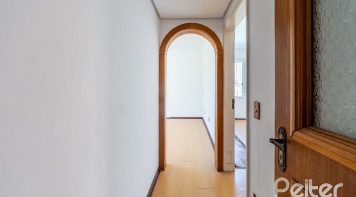 Casa à venda com 272m², 4 dormitórios, 1 suíte, 6 vagas, no bairro Vila Assunção em Porto Alegre