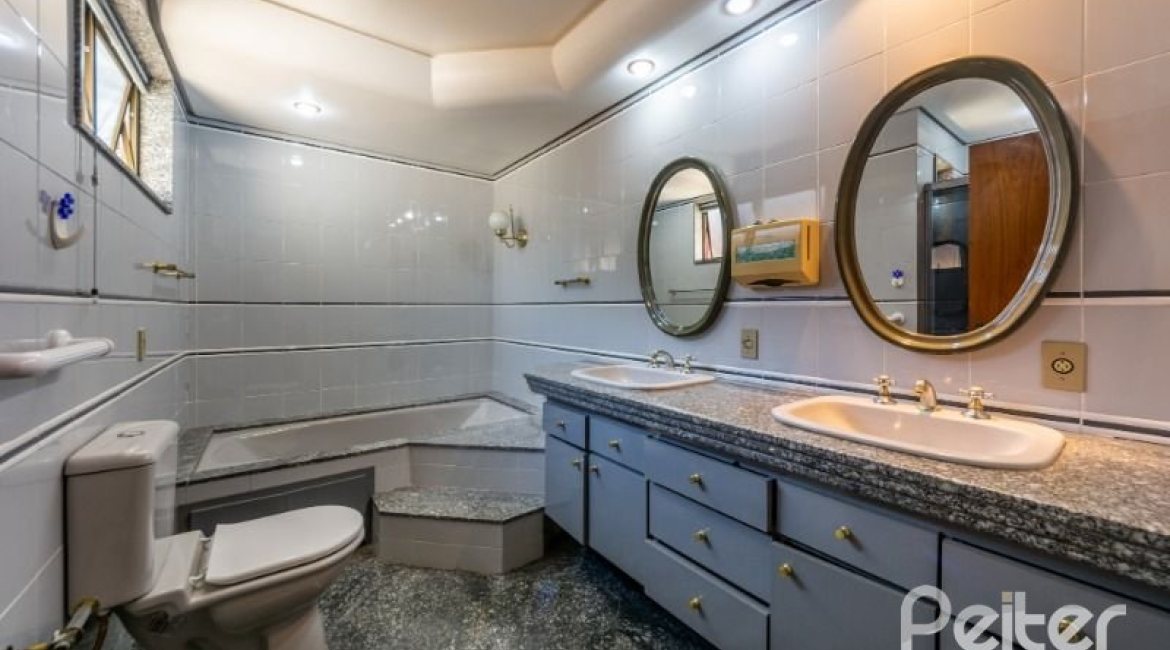 Casa à venda com 272m², 4 dormitórios, 1 suíte, 6 vagas, no bairro Vila Assunção em Porto Alegre