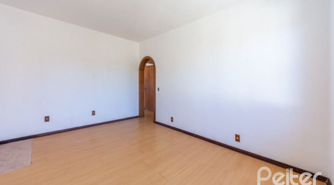 Casa à venda com 272m², 4 dormitórios, 1 suíte, 6 vagas, no bairro Vila Assunção em Porto Alegre