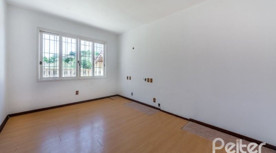 Casa à venda com 272m², 4 dormitórios, 1 suíte, 6 vagas, no bairro Vila Assunção em Porto Alegre