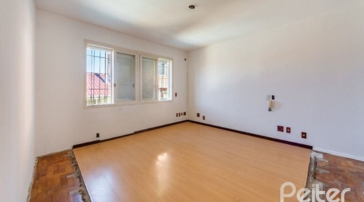 Casa à venda com 272m², 4 dormitórios, 1 suíte, 6 vagas, no bairro Vila Assunção em Porto Alegre