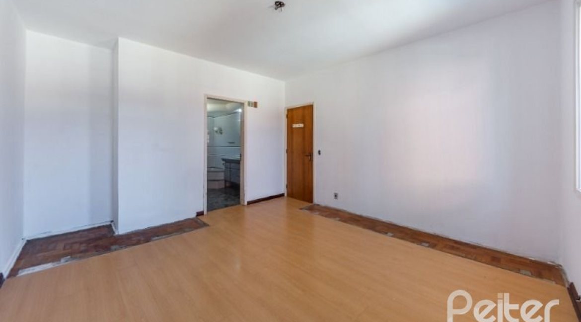 Casa à venda com 272m², 4 dormitórios, 1 suíte, 6 vagas, no bairro Vila Assunção em Porto Alegre