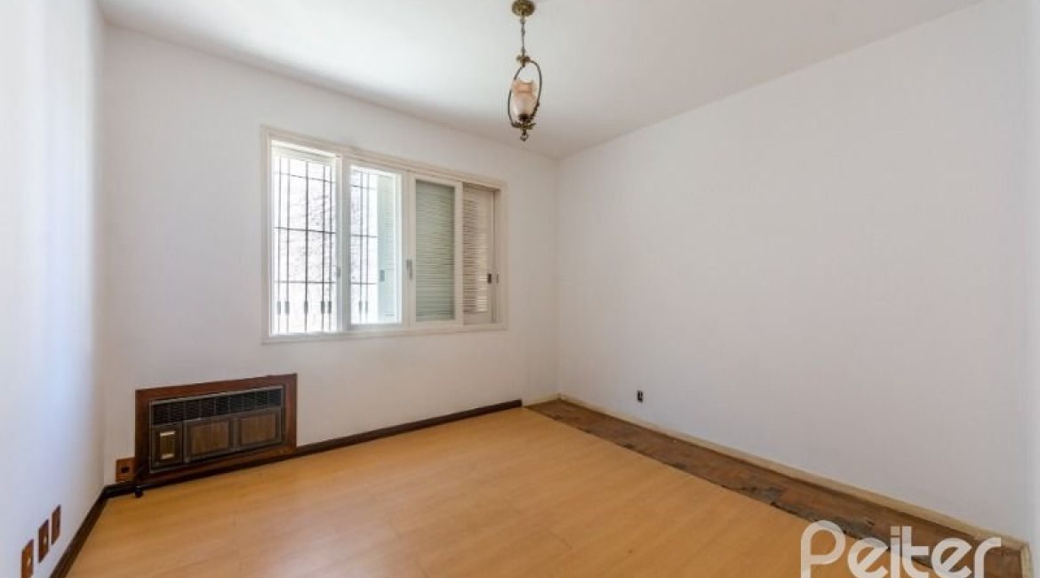 Casa à venda com 272m², 4 dormitórios, 1 suíte, 6 vagas, no bairro Vila Assunção em Porto Alegre