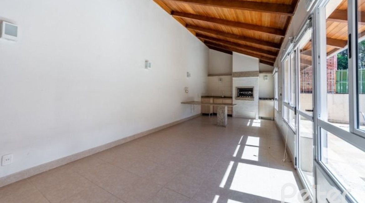 Casa à venda com 272m², 4 dormitórios, 1 suíte, 6 vagas, no bairro Vila Assunção em Porto Alegre