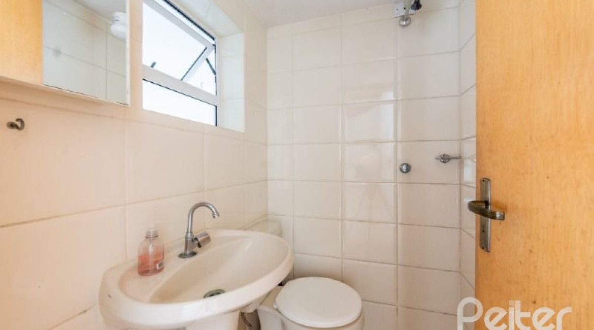 Casa à venda com 272m², 4 dormitórios, 1 suíte, 6 vagas, no bairro Vila Assunção em Porto Alegre