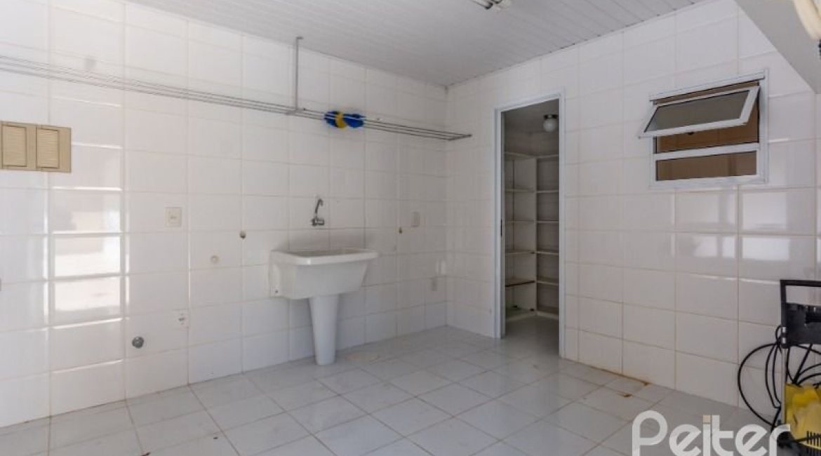 Casa à venda com 272m², 4 dormitórios, 1 suíte, 6 vagas, no bairro Vila Assunção em Porto Alegre