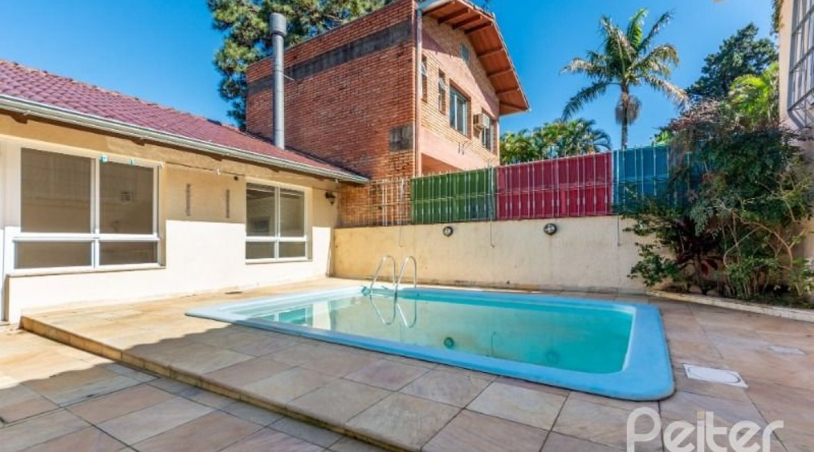 Casa à venda com 272m², 4 dormitórios, 1 suíte, 6 vagas, no bairro Vila Assunção em Porto Alegre