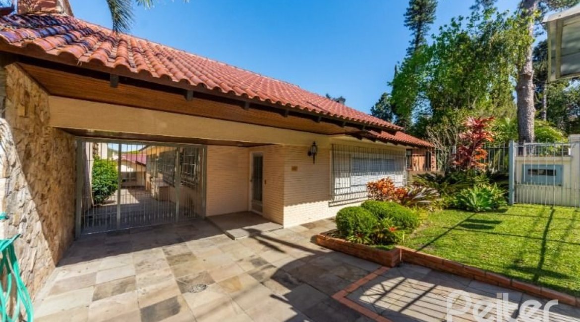 Casa à venda com 272m², 4 dormitórios, 1 suíte, 6 vagas, no bairro Vila Assunção em Porto Alegre