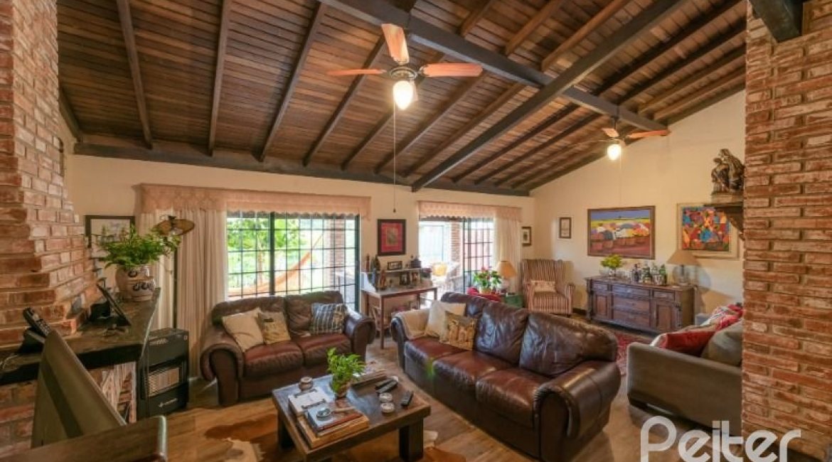 Casa à venda com 200m², 2 dormitórios, 2 suítes, 3 vagas, no bairro Vila Assunção em Porto Alegre