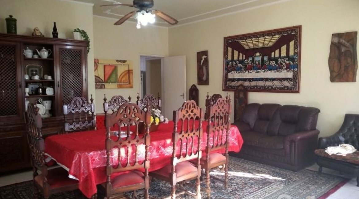 Casa à venda com 150m², 3 dormitórios, 4 vagas, no bairro Guarujá em Porto Alegre