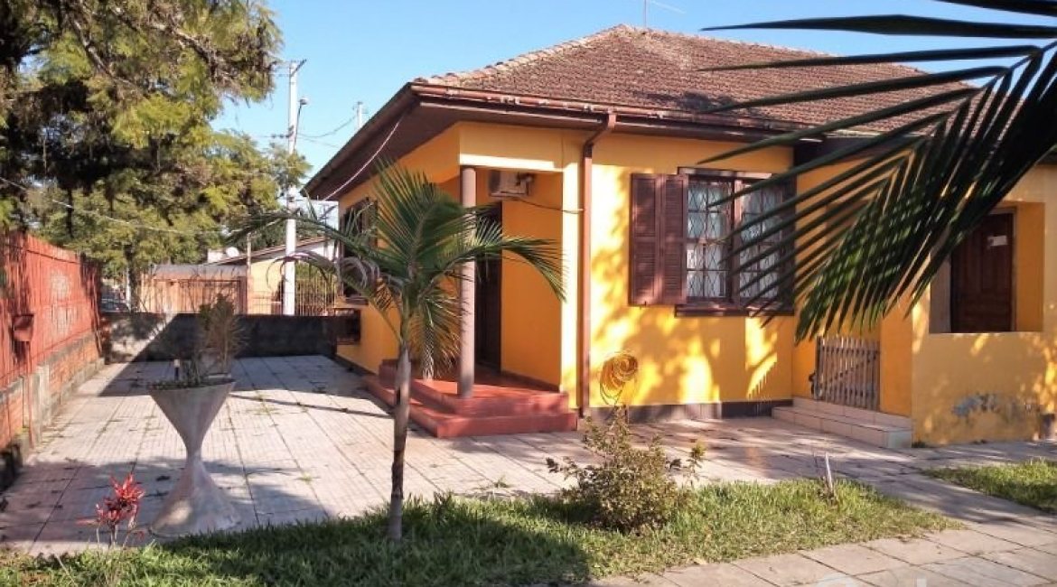 Casa à venda com 150m², 3 dormitórios, 4 vagas, no bairro Guarujá em Porto Alegre