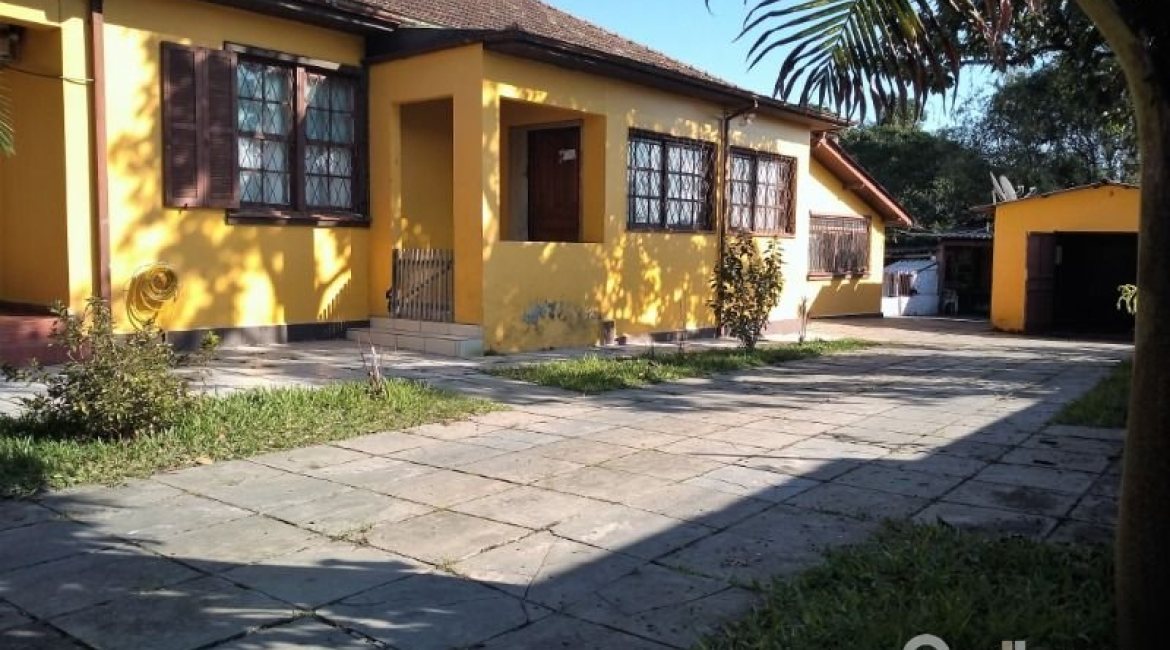 Casa à venda com 150m², 3 dormitórios, 4 vagas, no bairro Guarujá em Porto Alegre