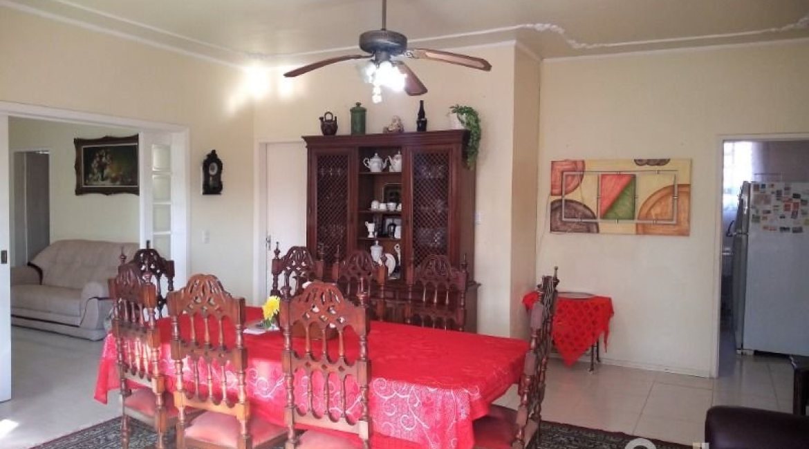 Casa à venda com 150m², 3 dormitórios, 4 vagas, no bairro Guarujá em Porto Alegre