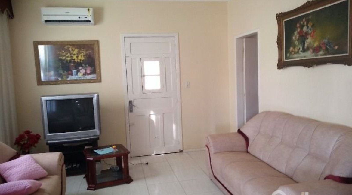 Casa à venda com 150m², 3 dormitórios, 4 vagas, no bairro Guarujá em Porto Alegre