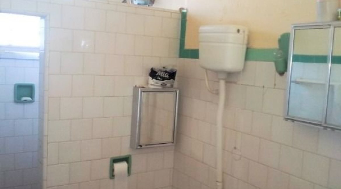 Casa à venda com 150m², 3 dormitórios, 4 vagas, no bairro Guarujá em Porto Alegre