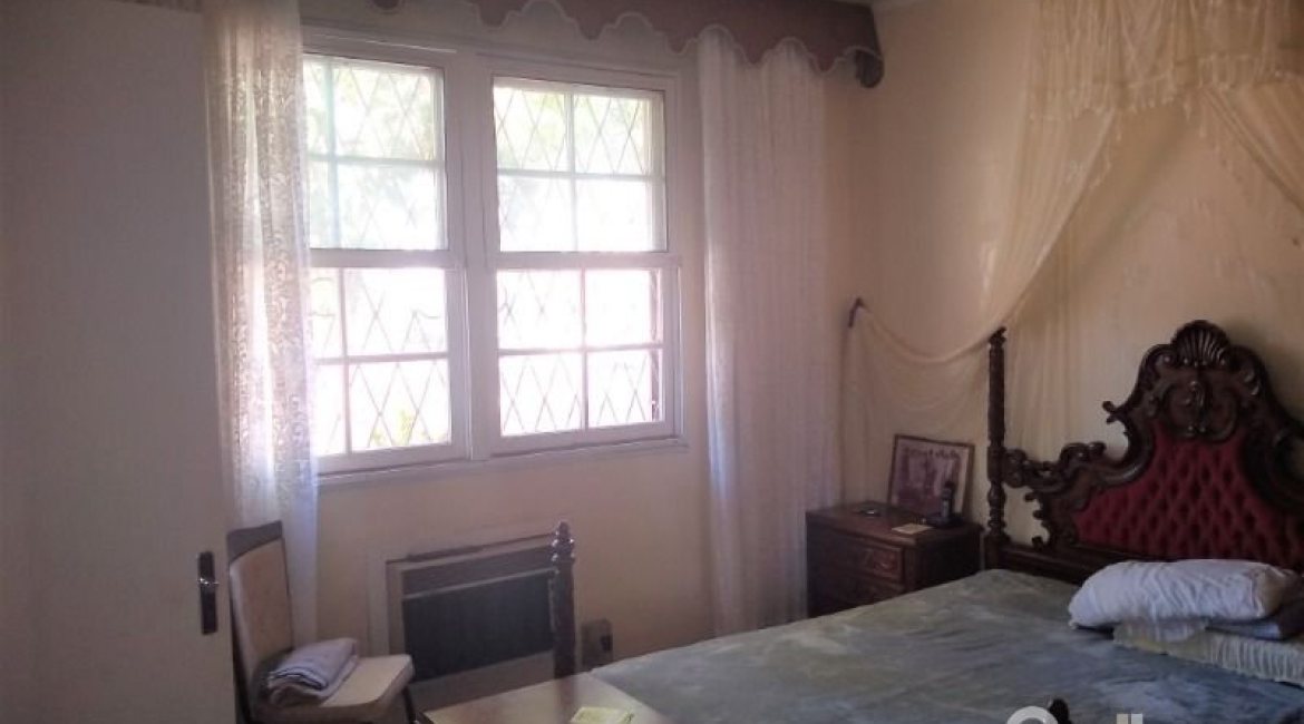 Casa à venda com 150m², 3 dormitórios, 4 vagas, no bairro Guarujá em Porto Alegre