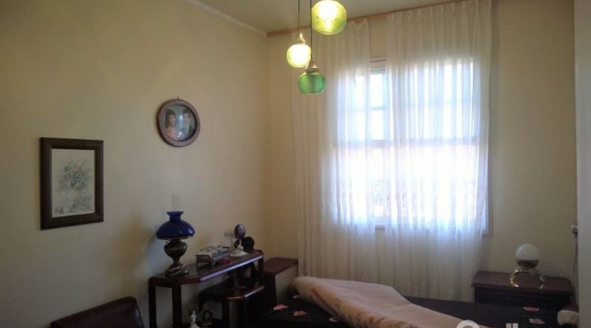 Casa à venda com 150m², 3 dormitórios, 4 vagas, no bairro Guarujá em Porto Alegre