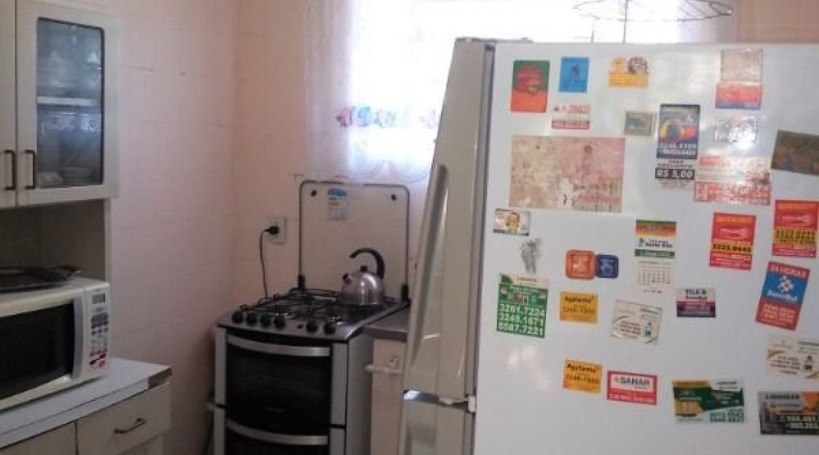 Casa à venda com 150m², 3 dormitórios, 4 vagas, no bairro Guarujá em Porto Alegre