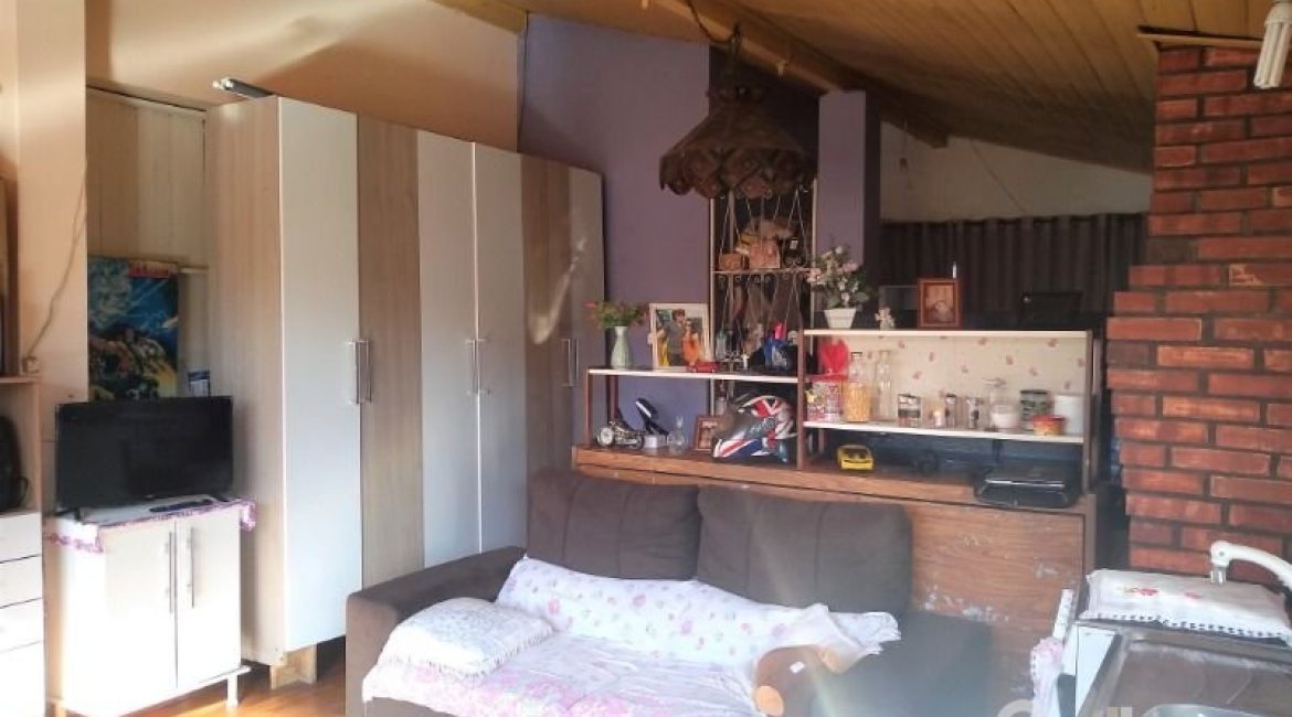 Casa à venda com 150m², 3 dormitórios, 4 vagas, no bairro Guarujá em Porto Alegre