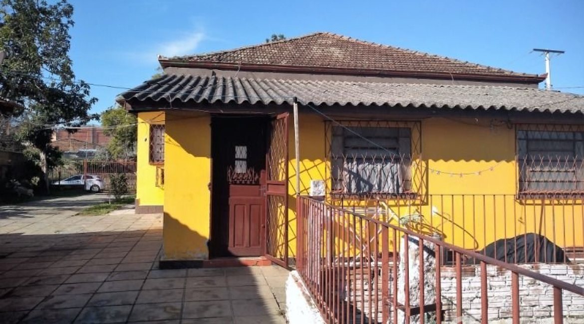 Casa à venda com 150m², 3 dormitórios, 4 vagas, no bairro Guarujá em Porto Alegre