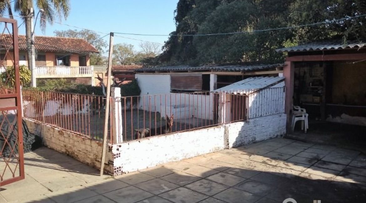 Casa à venda com 150m², 3 dormitórios, 4 vagas, no bairro Guarujá em Porto Alegre