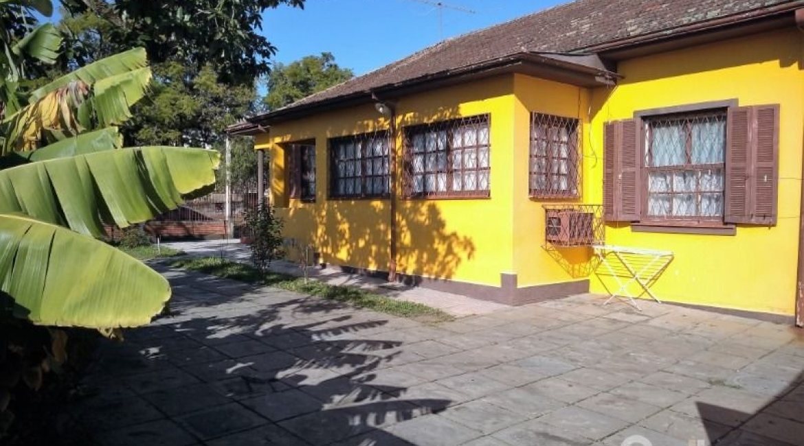 Casa à venda com 150m², 3 dormitórios, 4 vagas, no bairro Guarujá em Porto Alegre