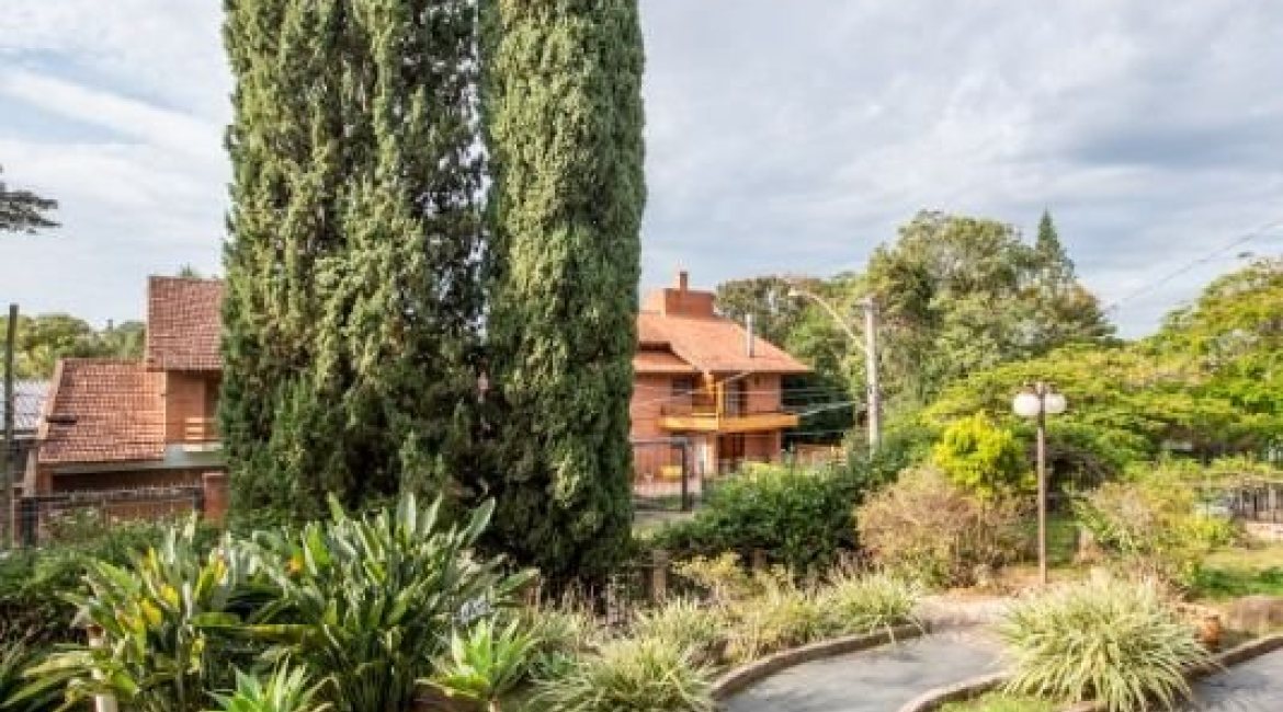 Casa à venda com 350m², 4 dormitórios, 1 suíte, 2 vagas, no bairro Vila Assunção em Porto Alegre