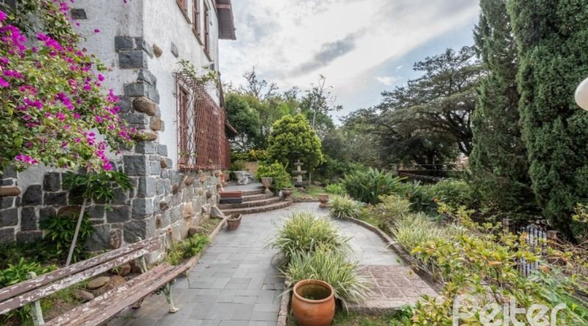 Casa à venda com 350m², 4 dormitórios, 1 suíte, 2 vagas, no bairro Vila Assunção em Porto Alegre