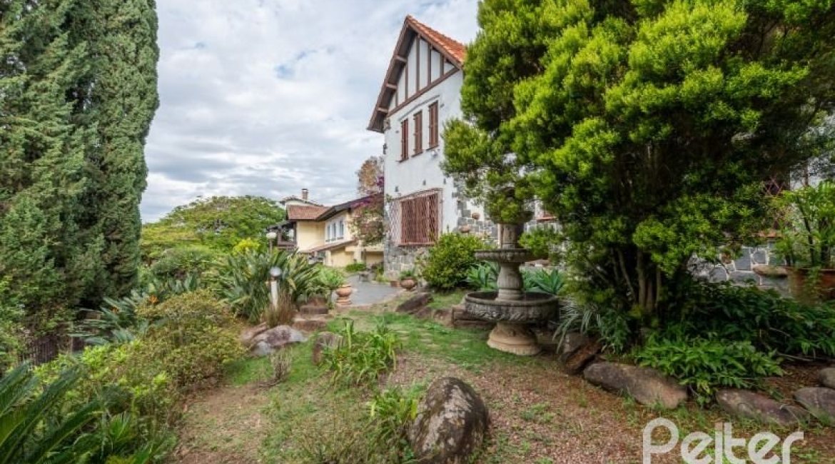 Casa à venda com 350m², 4 dormitórios, 1 suíte, 2 vagas, no bairro Vila Assunção em Porto Alegre