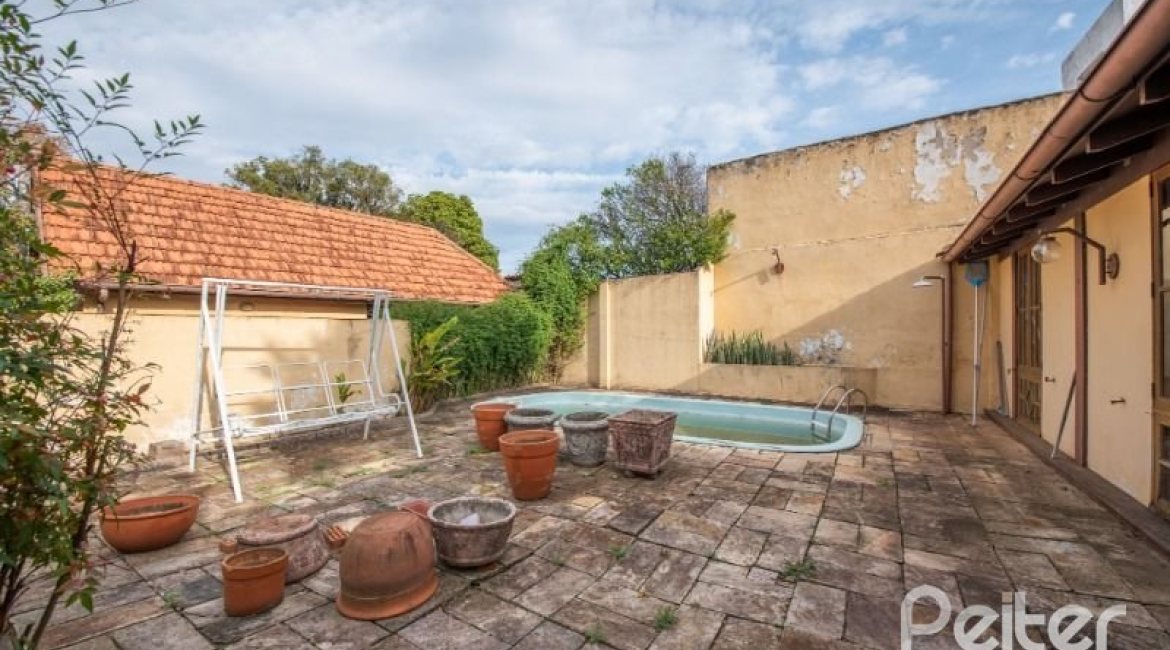 Casa à venda com 350m², 4 dormitórios, 1 suíte, 2 vagas, no bairro Vila Assunção em Porto Alegre