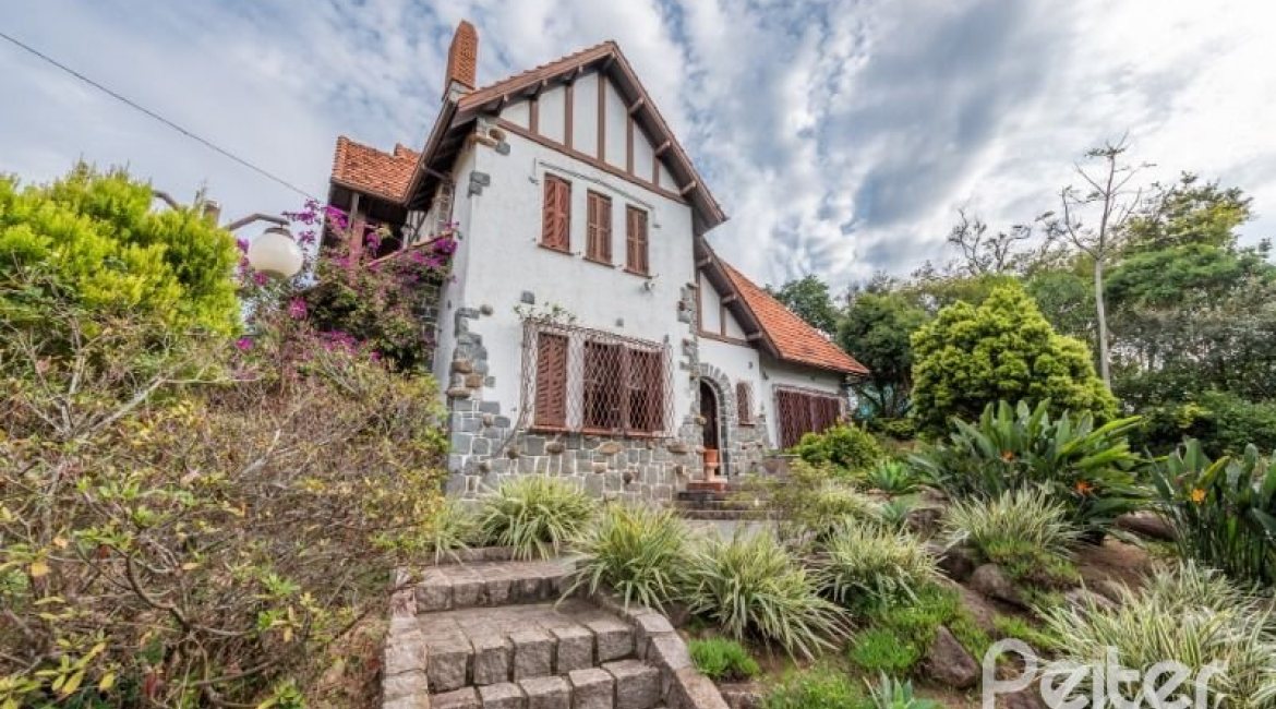 Casa à venda com 350m², 4 dormitórios, 1 suíte, 2 vagas, no bairro Vila Assunção em Porto Alegre