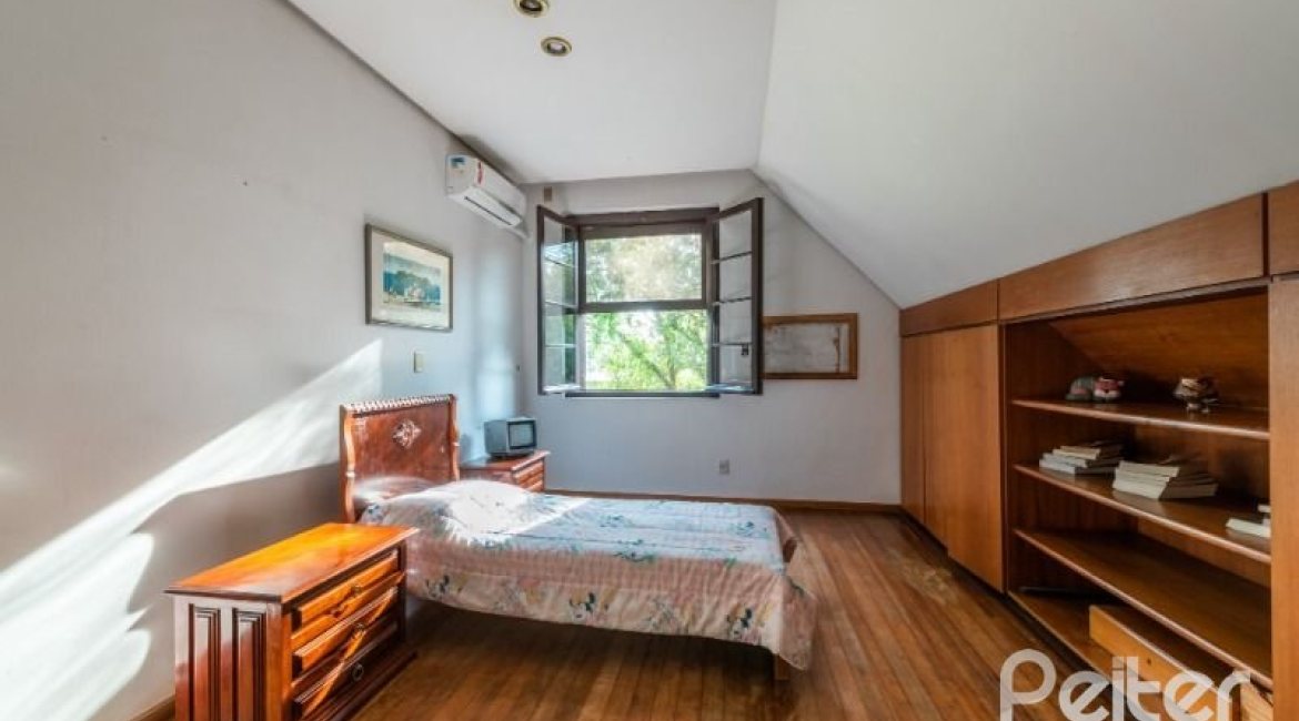 Casa à venda com 350m², 4 dormitórios, 1 suíte, 2 vagas, no bairro Vila Assunção em Porto Alegre