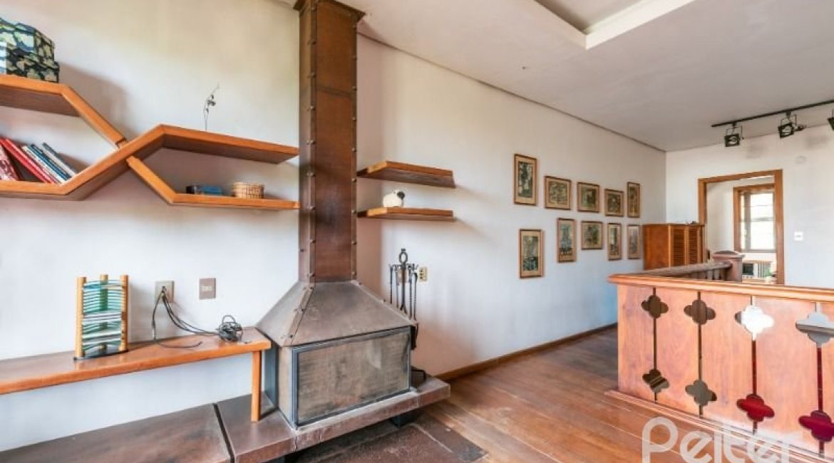 Casa à venda com 350m², 4 dormitórios, 1 suíte, 2 vagas, no bairro Vila Assunção em Porto Alegre