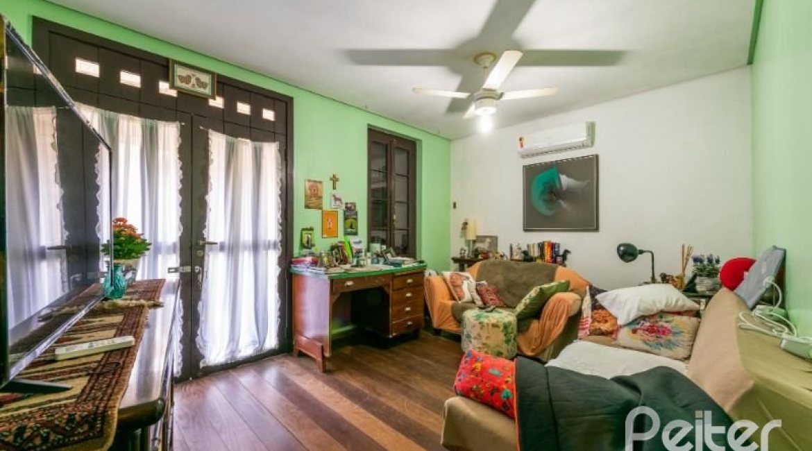 Casa à venda com 350m², 4 dormitórios, 1 suíte, 2 vagas, no bairro Vila Assunção em Porto Alegre