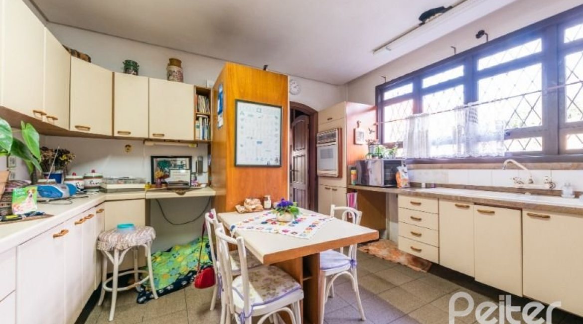 Casa à venda com 350m², 4 dormitórios, 1 suíte, 2 vagas, no bairro Vila Assunção em Porto Alegre