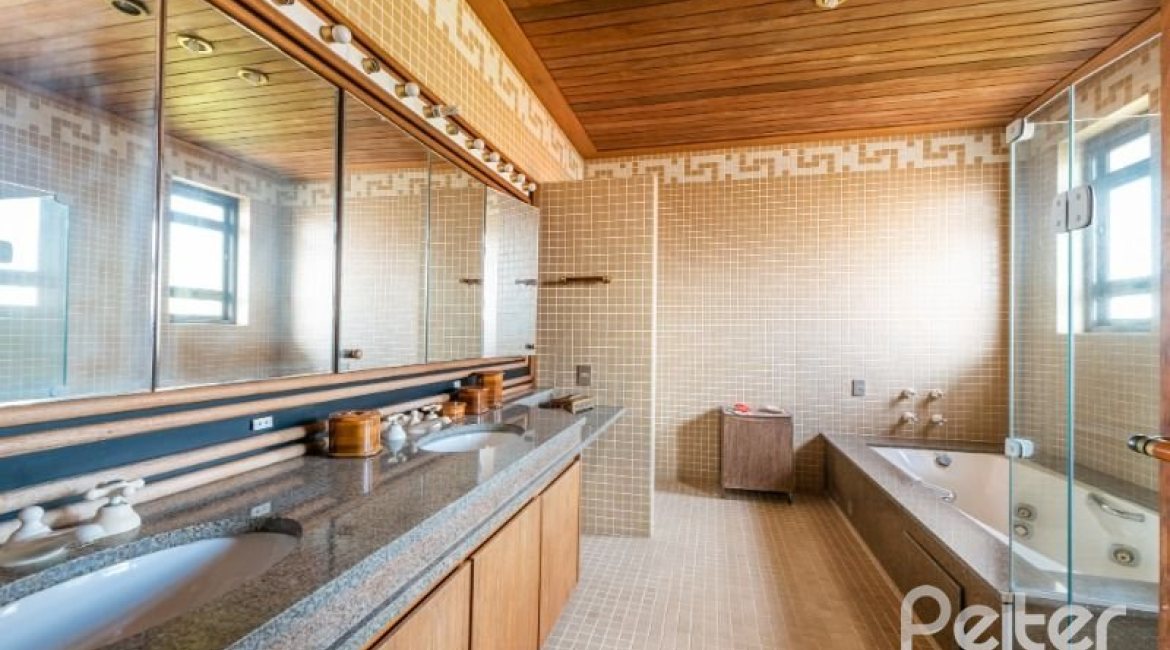 Casa à venda com 350m², 4 dormitórios, 1 suíte, 2 vagas, no bairro Vila Assunção em Porto Alegre