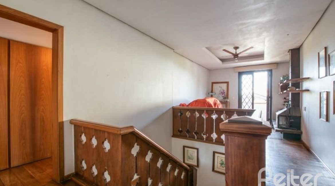 Casa à venda com 350m², 4 dormitórios, 1 suíte, 2 vagas, no bairro Vila Assunção em Porto Alegre