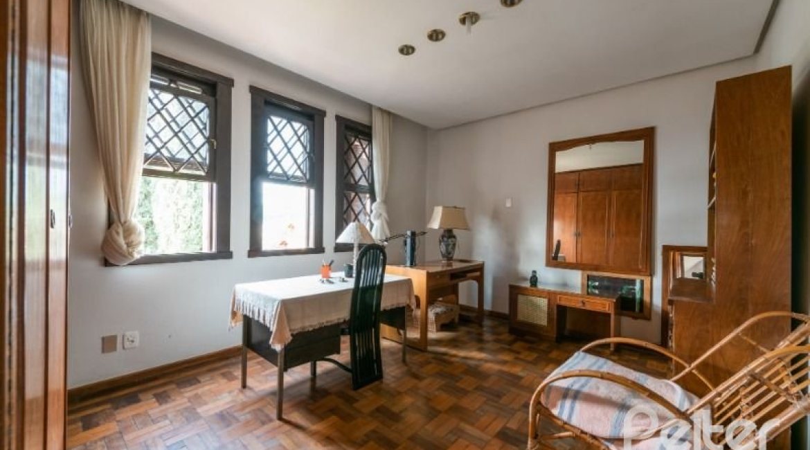 Casa à venda com 350m², 4 dormitórios, 1 suíte, 2 vagas, no bairro Vila Assunção em Porto Alegre