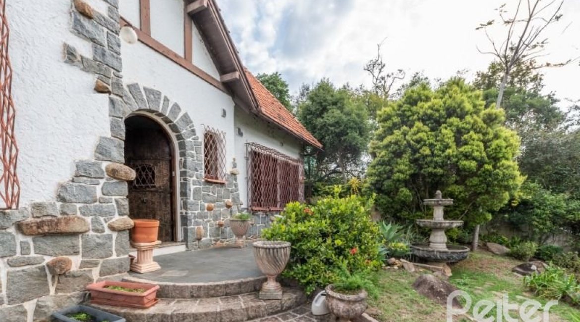 Casa à venda com 350m², 4 dormitórios, 1 suíte, 2 vagas, no bairro Vila Assunção em Porto Alegre