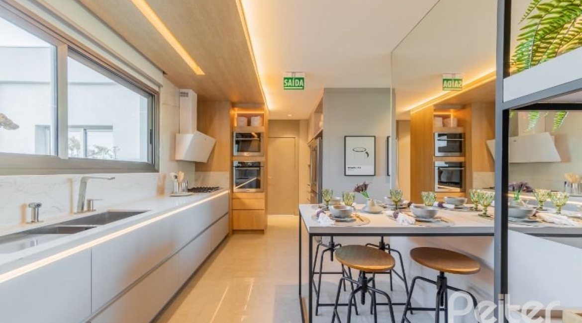 Apartamento à venda com 543m², 4 dormitórios, 4 suítes, 5 vagas, no bairro Golden Lake em Porto Alegre