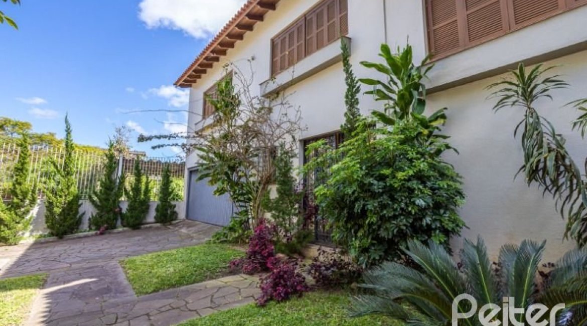 Casa à venda com 400m², 4 dormitórios, 2 suítes, 4 vagas, no bairro Vila Assunção em Porto Alegre