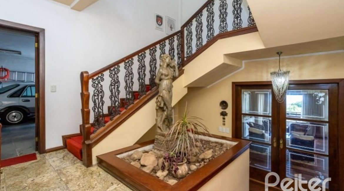 Casa à venda com 400m², 4 dormitórios, 2 suítes, 4 vagas, no bairro Vila Assunção em Porto Alegre