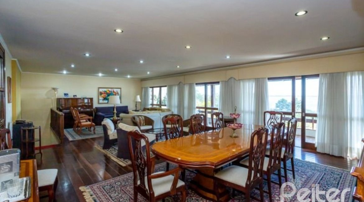 Casa à venda com 400m², 4 dormitórios, 2 suítes, 4 vagas, no bairro Vila Assunção em Porto Alegre