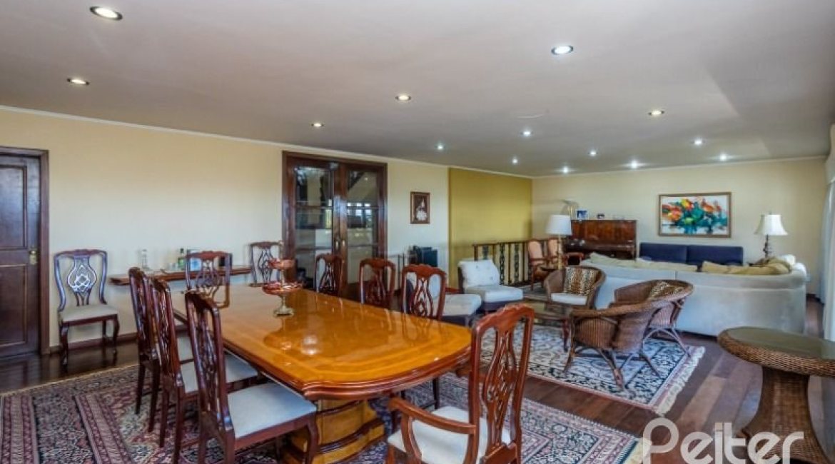 Casa à venda com 400m², 4 dormitórios, 2 suítes, 4 vagas, no bairro Vila Assunção em Porto Alegre